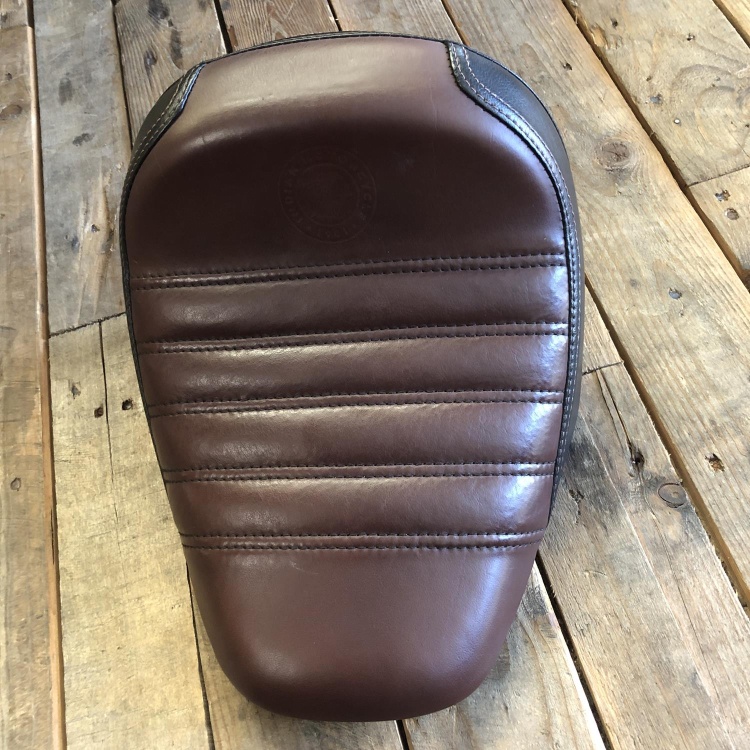 Indian Scout Bobber rider's solo seat - black & brown vinyl